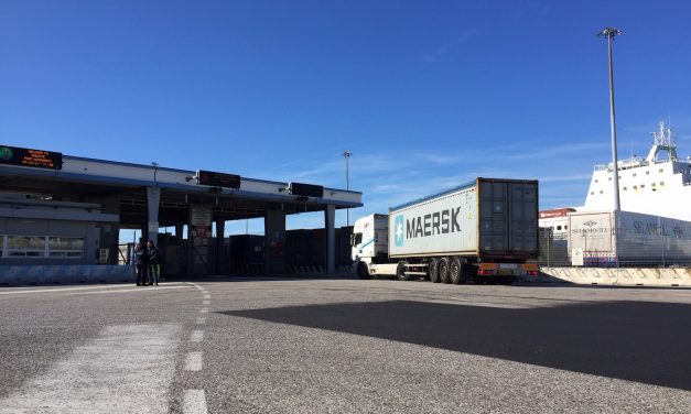 Porto di Trieste, terzo giorno di presidio a uno degli ingressi