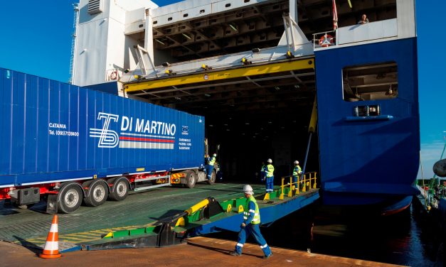 Venezia, escavi e sistemazione dei fondali al terminal traghetti di Fusina