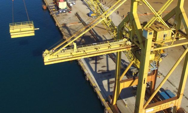 Porto di Trieste, demolita la gru dell’ex Ferriera (video)