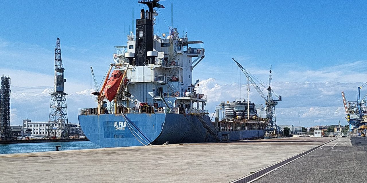 Monfalcone, ancora stallo sulla nave bloccata in porto da 8 mesi<h2 class='anw-subtitle'>Vertice in Prefettura a Gorizia sulla Al Filk. Capitaneria: “Situazione sotto controllo e costantemente monitorata”</h2>