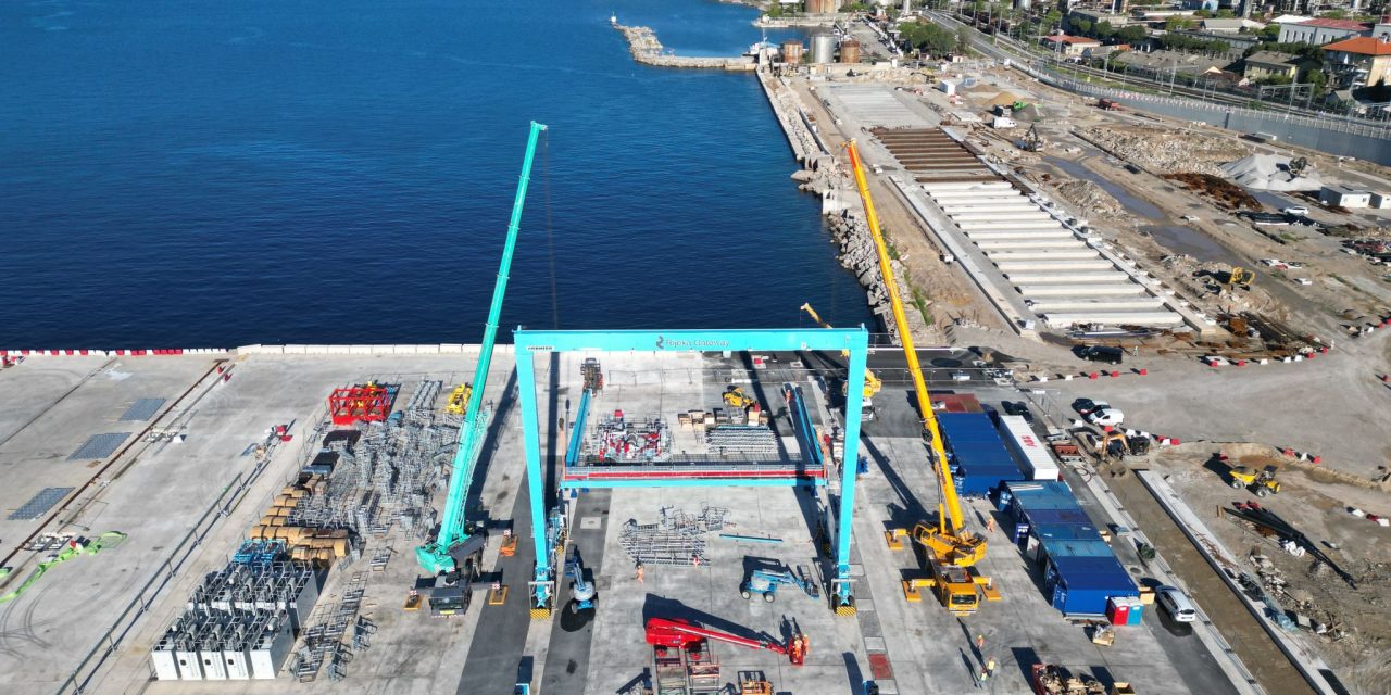 Assemblata la prima gru al Rijeka Gateway<h2 class='anw-subtitle'>A Fiume prende forma il nuovo terminal container di Maersk</h2>