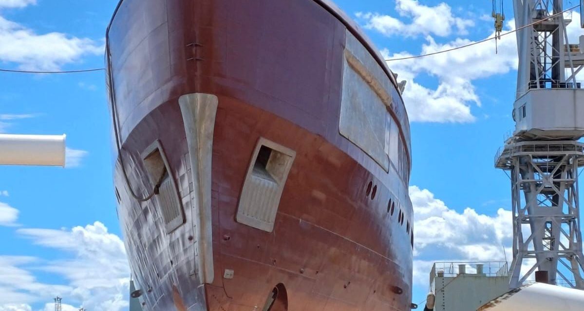 Varato a Trieste il nuovo yacht di Cartubi per Benetti<h2 class='anw-subtitle'>Utilizzata la chiatta semisommergibile Ant, come già fatto per il trasporto del pontone Ursus</h2>