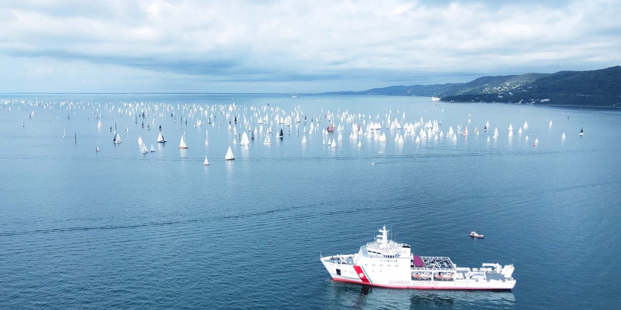 Trieste, mare in festa per la Barcolana<h2 class='anw-subtitle'>Regata vinta da Arca, vento moderato e pochi incidenti per l'evento internazionale più partecipato del mondo</h2>